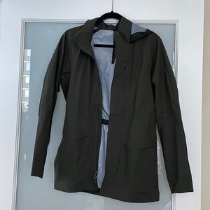 Lululemon Green rain jacket size small (unisex)